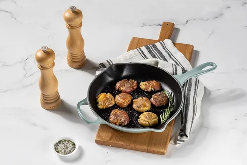 Miniatura 5 de Le Creuset Sartén de hierro fundido esmaltado con mango de hierro, 11.75 pulgadas (2-3/8 cuartos de galón), sal marina Sea Salt