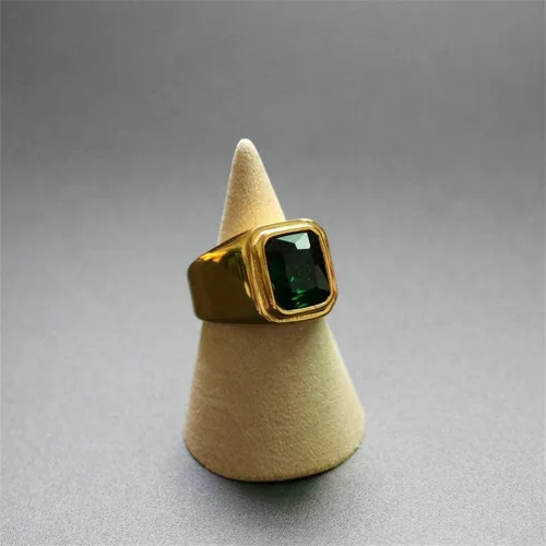 Miniatura 6 de Anillo de acero inoxidable chapado en oro con piedra cuadrada disponible en varios