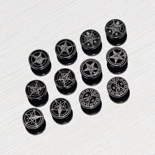 Miniatura 3 de FLYUN 6 pares de aretes de calavera para hombre, aretes de calibre falso, aretes de tapones falsos para hombres y hombres, aretes negros