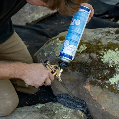Miniatura 5 de Aquascape Sellador profesional de espuma de cascada negra para arroyos y cascadas, llena huecos entre roca y roca para flujo directo, espuma