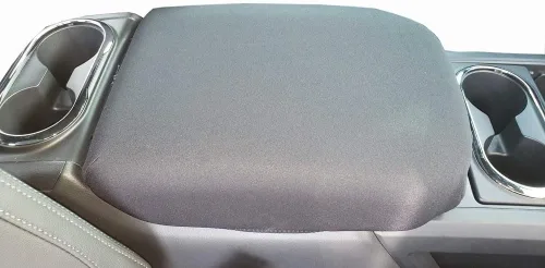 Car Console Covers Plus Fabricado en Estados Unidos, diseñado para Nissan Titan 2016-2024 con asientos de cubo de consola fija en la imagen que se