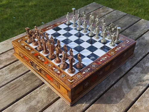 Miniatura 9 de Juego de ajedrez de madera hecho a mano de 15 pulgadas con piezas de metal del ejército británico, tablero de almacenamiento de lujo, regalo