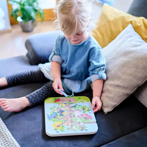 Miniatura 7 de HABA Tablero ocupado para niños de 2 a 4 años: juego de rompecabezas de laberinto magnético Orchard, juguetes de viaje para niños pequeños