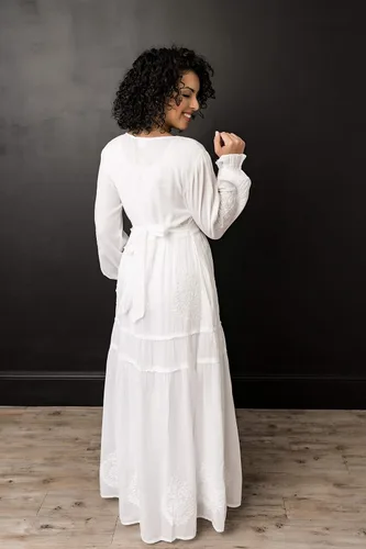 Miniatura 2 de White Elegance Vestido de manga larga de algodón para mujer, color blanco modesto, con botones en la parte delantera