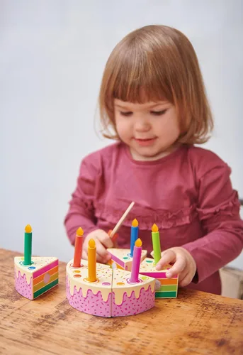 Miniatura 4 de Tender Leaf Toys - Pastel de cumpleaños de comida de juego de simulación - Desarrolla habilidades sociales y juego imaginativo para niños mayores