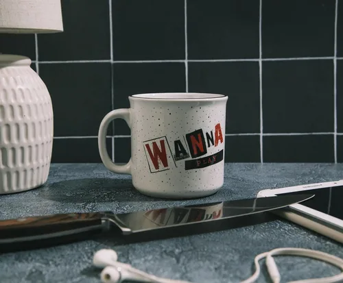 Miniatura 6 de Child's Play Taza de cerámica Chucky Camper Taza de café grande para té, expreso, cacao Capacidad para 20 onzas