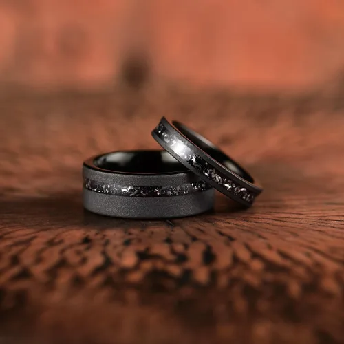 Miniatura 5 de Anillo de boda para hombre, tungsteno de meteorito aplastado, negro, 0.315 in