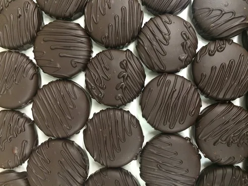 Miniatura 39 de Galletas de la marca Philadelphia Candies cubiertos por ambos lados de chocolate negro y con leche, y crema de cacahuete de la marca Nutter Butter