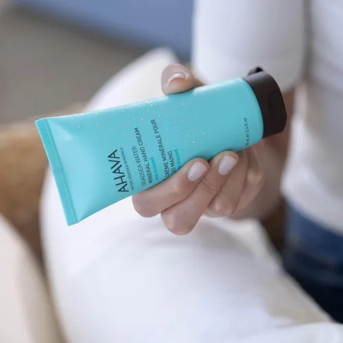 Miniatura 6 de AHAVA Crema de Manos Mineral de Agua del Mar Muerto - Hidratante de Manos para Manos Secas Agrietadas, Absorción Ligera y Rápida, Enriquecida