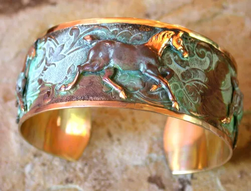 Miniatura 3 de Elaine Coyne Collectible Artwear Verdigris Patina - Pulsera contemporánea con diseño de caballo para correr, fabricada en Estados Unidos, Latón, Sin