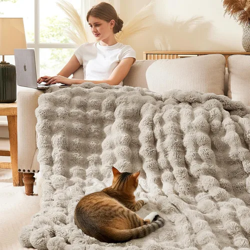Miniatura 23 de L'AGRATY - Manta de piel sintética de 50" x 60" de lujo, suave y esponjosa, de pelo de conejo, para cama, sofá o diván - Manta mullida y decorativa