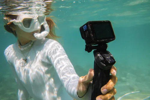 Miniatura 6 de GoPro HERO13 - Paquete de accesorios negros – Incluye el manipulador, 2 baterías de enduro, 2 soportes adhesivos curvos, tarjeta SanDisk MicroSD