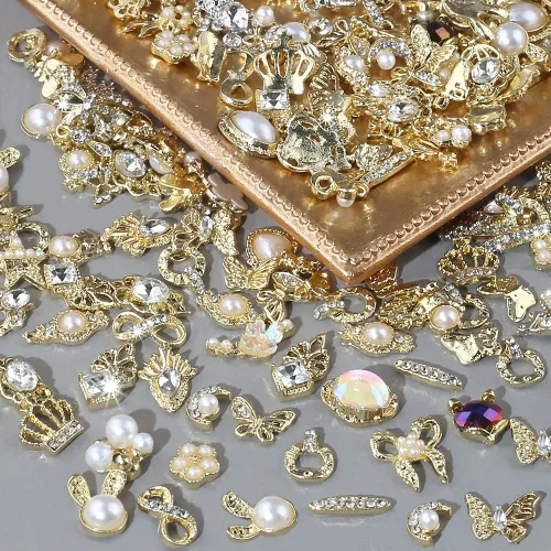 Miniatura 3 de 50 dijes dorados para uñas acrílicas, estilos mixtos, diamantes de imitación brillantes de aleación de perlas para uñas, flores, mariposa, corazón