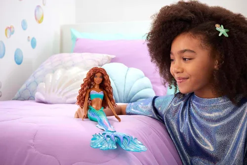 Miniatura 2 de Mattel Disney Toys, muñeca Ariel Fashion con traje exclusivo, inspirada en la película de La Sirenita de Disney