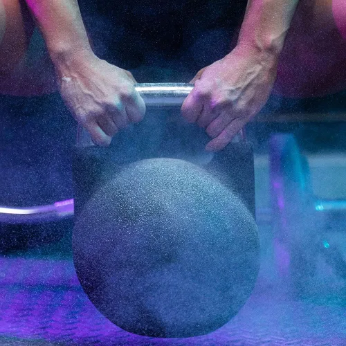 Miniatura 4 de Cannon Sports Polvo de tiza para gimnasio, 3 libras de carbonato de magnesio, tiza suelta con bolsa resellable y bolsa de tiza, agarre profesional