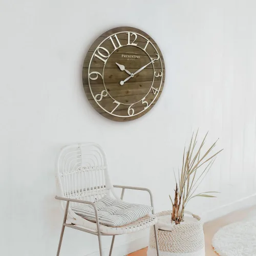 Miniatura 4 de Presentime & Co - Reloj vintage de granja Shiplap de 19.5 pulgadas, números arábigos plateados con estilo Shiplap de madera de pino desgastado.