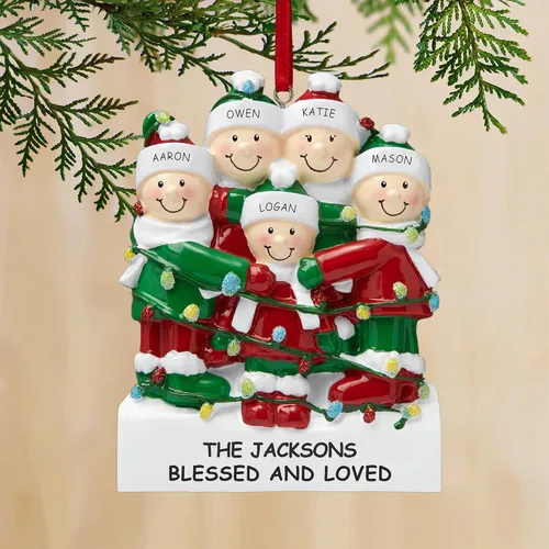 Miniatura 2 de Let's Make Memories Adorno de Navidad personalizado, adorno de recuerdo de Navidad 2025, resina grabada con láser, familia enredada en luces, 2