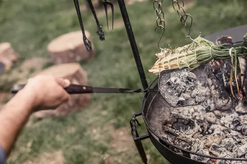 Miniatura 9 de Barebones Cowboy Grill - Pala de carbón de acero inoxidable duradera con mango de nogal para hoguera