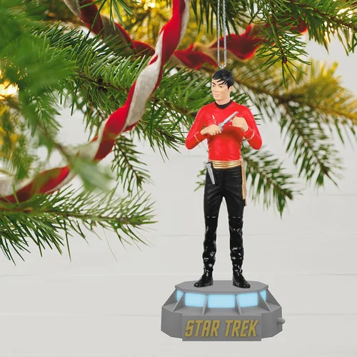 Miniatura 6 de Hallmark Keepsake Adorno Navideño 2022, Star Trek Mirror, Mirror Collection Teniente Hikaru Sulu, Luz y Sonido Teniente Sulu Narrador