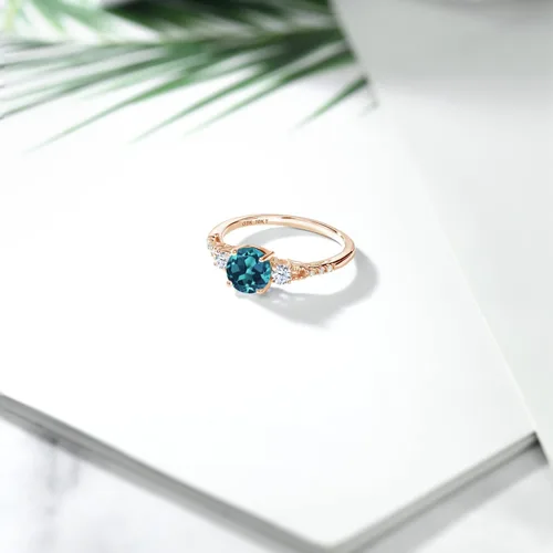 Miniatura 24 de Gem Stone King Anillo de compromiso de 3 piedras preciosas redondas de oro rosa de 10 quilates, 0.236 in, piedra natal, zafiro blanco y diamante