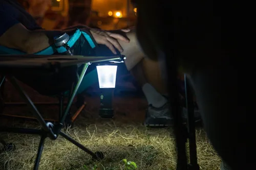 Miniatura 11 de Cascade Mountain Tech Linterna LED plegable IPX4 resistente al agua con 4 modos de luz, paquete de 3, negro/plateado