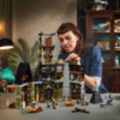 Miniatura 6 de LEGO Icons - Juego de construcción de casa embrujada 10273, kit de casa embrujada, manualidades creativas para adultos y familia, kit