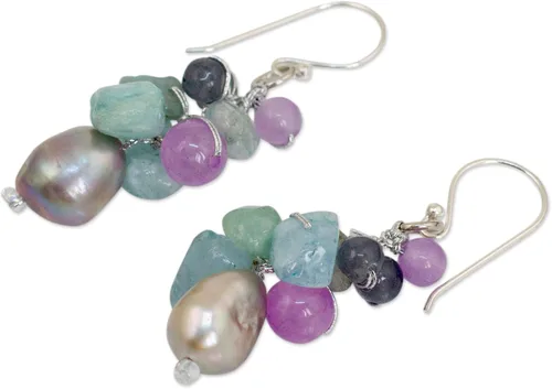 Miniatura 2 de NOVICA Aretes artesanales hechos a mano con perlas de agua dulce cultivadas en racimo de aguamarina y cuarzo, chapado en plata de ley 925, teñido