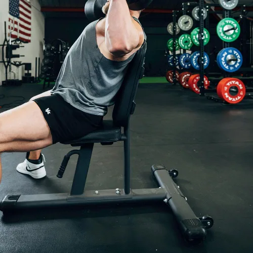Miniatura 4 de Banco de Peso Sentado Titan Fitness, Capacidad hasta 330 LB, Respaldo Ergonómico Inclinado, Cómodo Acolchado HeftyGrip, Asa Frontal, Ruedas Traseras