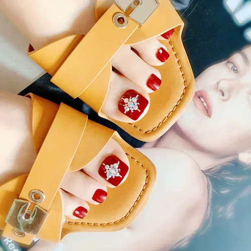 Miniatura 54 de Uñas postizas acrílicas artificiales negras para los dedos de los pies, ataúd a presión con diseños de flores blancas, uñas postizas reutilizables