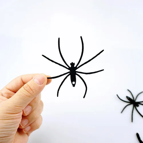 Miniatura 5 de SaktopDeco 33 piezas de decoración de araña colgante, adorno de araña de fieltro negro, decoración de Halloween para decoración de casa de bricolaje