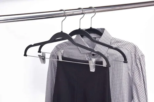 Miniatura 8 de Paquete de 80 perchas de plástico de calidad negra no aterciopeladas, no flocadas, compactas con clips de metal para faldas, pantalones, blusas