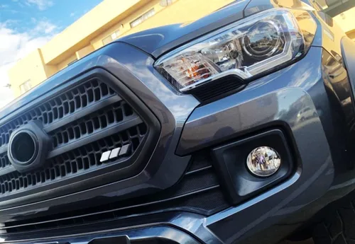 Miniatura 4 de iJDMTOY Emblema de rejilla de tres colores con tiras retro y anclajes de perno de cambio sin necesidad de remoción, compatible con Toyota Tacoma