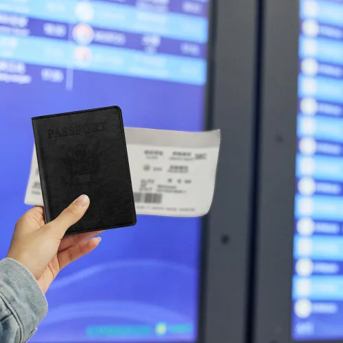 Miniatura 3 de Funda de cuero para pasaporte - Cartera de pasaporte de viaje para mujeres y hombres, artículos esenciales para el aeropuerto con protector, Negro