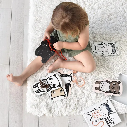 Miniatura 8 de Wee Gallery Tarjetas de cordones de animales para bebés, tabla de coser y juego de viaje para niños pequeños y preescolares, juguete de habilidades