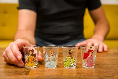 Miniatura 9 de Silver Buffalo Disney Princess With Ariel, Belle, Tiana y Cenicienta - Juego de 4 mini vasos de 1.5 onzas Disney Princess y su símbolo icónico