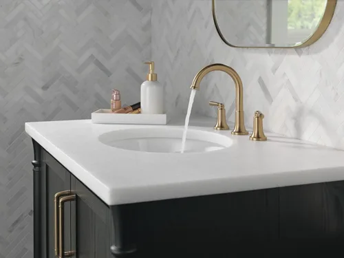 Miniatura 2 de Delta Saylor - Grifo de baño de níquel cepillado de 3 agujeros, grifo de fregadero de baño de 8 pulgadas para tocador, ensamblaje de drenaje
