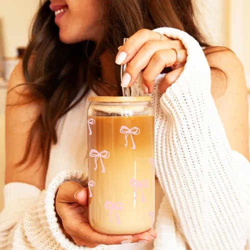 Miniatura 4 de BIPEDS Coquette Tazas de vidrio lindas con moño rosa y tapas y pajitas, taza de café helado estética, taza de diseño preppy femenino, regalos