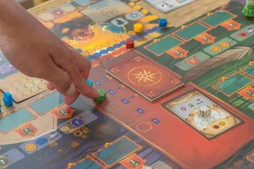 Miniatura 4 de Stonemaier Games: Péndulo por Travis P Jones Un juego de mesa de estrategia de colocación de trabajadores, optimización del tiempo El tiempo es