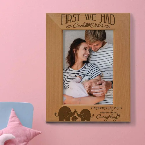 Miniatura 4 de KATE POSH - First we had each other, then we had you, now we have everything - Marco de fotos de madera natural grabado, regalos para bebés