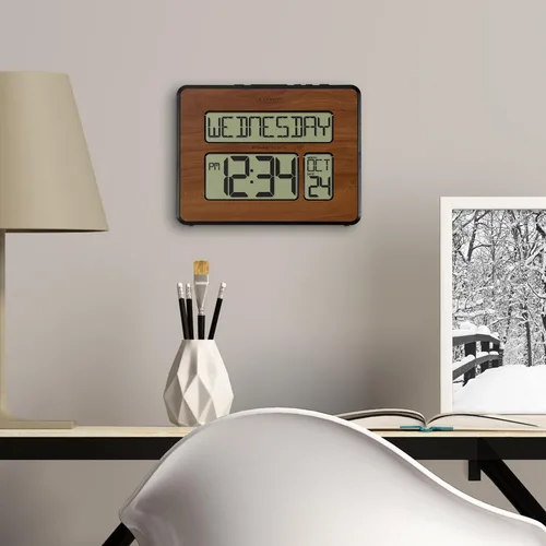 Miniatura 3 de La Crosse Technology 513-1419-WA-INT Reloj con calendario digital completo atómico, grande, nogal, 9.84 pulgadas de largo x 1.14 pulgadas de ancho x