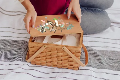 Miniatura 4 de Picnic TIME Disney Bambi Poppy - Cesta de picnic personal, cesta de almuerzo de mimbre tejida a mano con enfriador aislado extraíble, lonchera retro