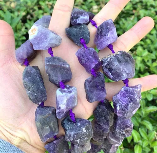 Adabele - 2 hebras de piedras preciosas curativas de cuarzo de amatista natural en bruto morado oscuro, cuentas sueltas perforadas, pepita grande,