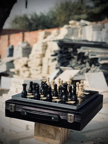 Miniatura 2 de Juego de ajedrez de mármol de 12 pulgadas con piezas talladas a mano, incluye caja de regalo de almacenamiento de piel sintética negra (coral negro)