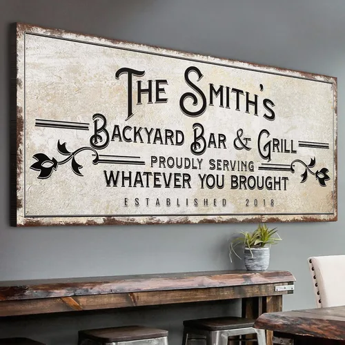 Tailored Canvases Letrero de Bar Decoración Personalizada - Bar y Parrilla del Patio Trasero Sirviendo con Orgullo Lo Que Hayas Traído - Arte de
