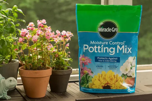 Miniatura 14 de Miracle-GRO Mezcla para macetas con control de humedad, para plantas en contenedor, protege contra el riego excesivo y insuficiente, 16 cuartos