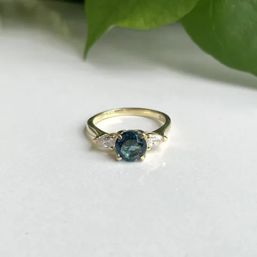 Miniatura 6 de Anillo de compromiso de 3 piedras con topacio azul Londres y diamante blanco de talla redonda y pera, acabado de oro de 14 quilates, anillo
