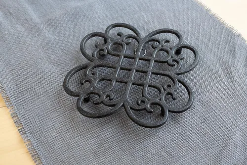 Miniatura 3 de GASARÉ, Salvamanteles de hierro fundido para platos calientes, ollas y sartenes, salvamanteles de metal, diseño clásico, tapas de patas de goma