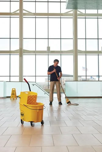 Miniatura 13 de Rubbermaid Commercial Products, WaveBrake - Cubo industrial comercial para fregona con prensa lateral en ruedas, 35 cuartos de galón, color amarillo