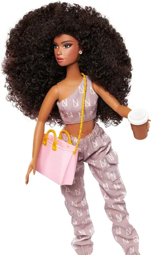 Miniatura 3 de Naturalistas Fashion Pack Coffee Casual Conjunto de 7 piezas y accesorios para muñecas Naturalistas de 11.5 pulgadas de alto, diseñado