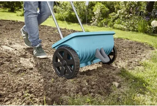 Miniatura 9 de Gardena Esparcidor L: Esparcidor universal para entrega de fertilizantes, semillas y sal, 17.7 in de ancho de extensión, para aproximadamente